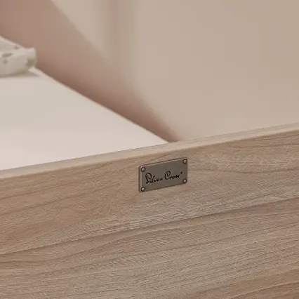 Warm oak veneer finish